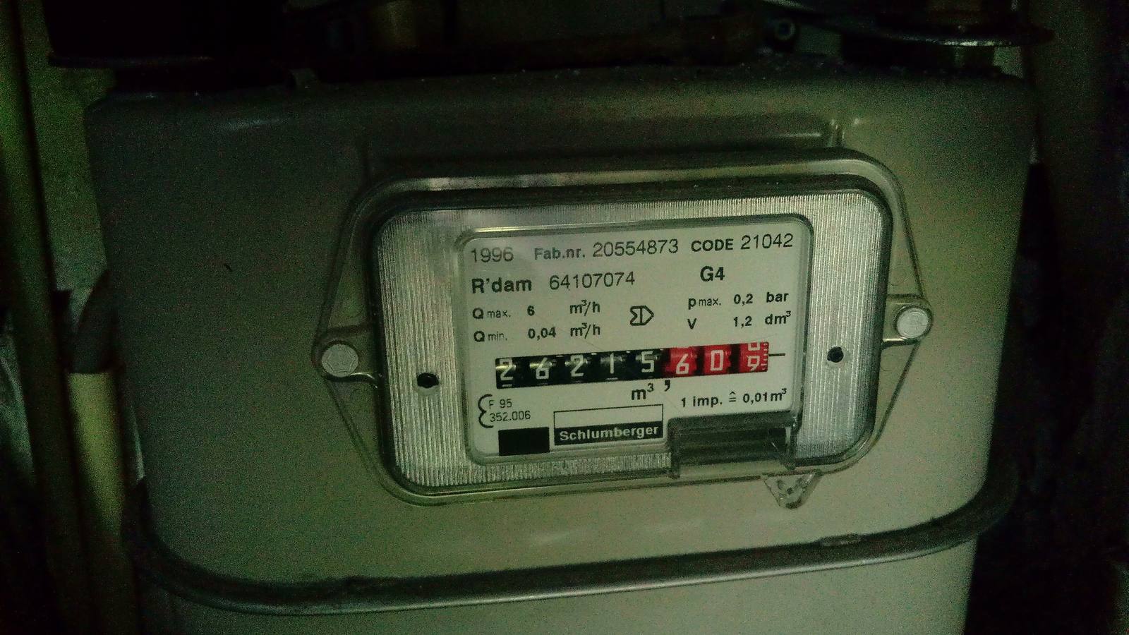 Gasmeter van het type G4 in een Rotterdamse meterkast, met zwarte telrollen voor hele kubieke meters en rode voor de decimalen